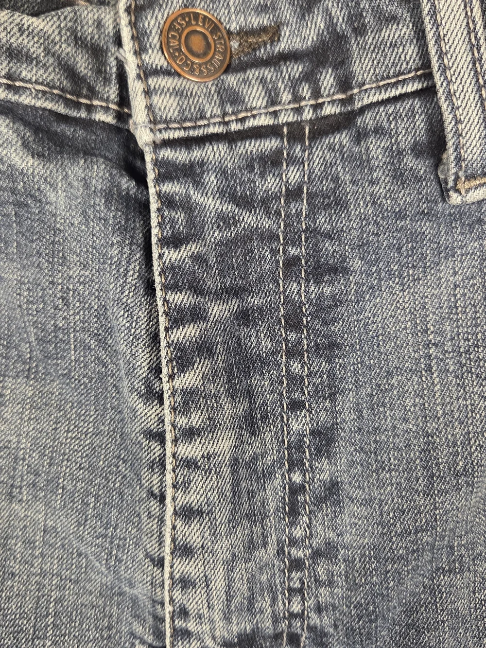 Levi's 505 relaxed fit jeans (34x32) in a medium-to-dark wash (T623)